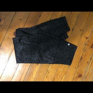 Lulu lemon printed cropped leggings. Size 6